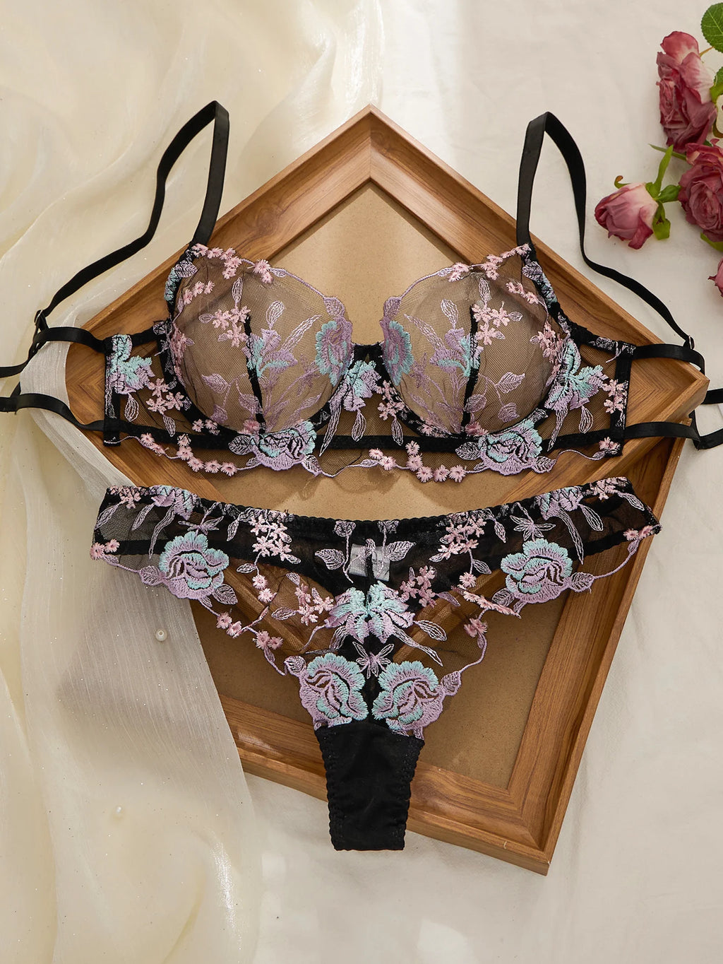 סט חזייה ותחתון רקמה פסטל דגם Magnolia