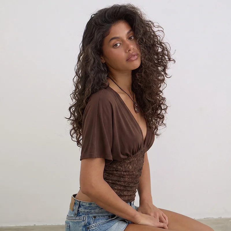 טופ Y2K מחשוף V תחרה שרוולי אגף דגם Yara